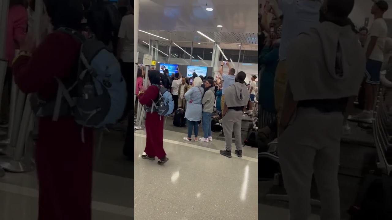 احتجاج مغاربة امريكا على تاخر طائرة الخطوط الملكية المغربية في مطار دالاس