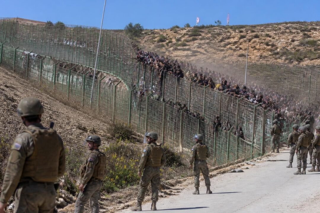تقرير عن نشر إسبانيا لقواتها العسكرية في سبتة استجابة لعبور آلاف الأشخاص من الحدود المغربية، وتأثير هذا التطور على الأوضاع الأمنية والسياسية في المنطقة.