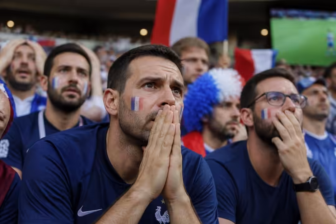 يتناول هذا المقال أسباب قلق مشجعي فرنسا من أداء الحكام المكلفين بقيادة المباراة ضد المغرب، ويستعرض التوترات والتحديات المحتملة التي قد تؤثر على سير اللقاء.