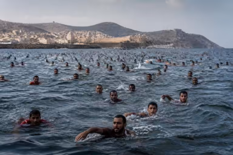 مئات المهاجرين يسبحون من المغرب نحو الأراضي الإسبانية في سبتة