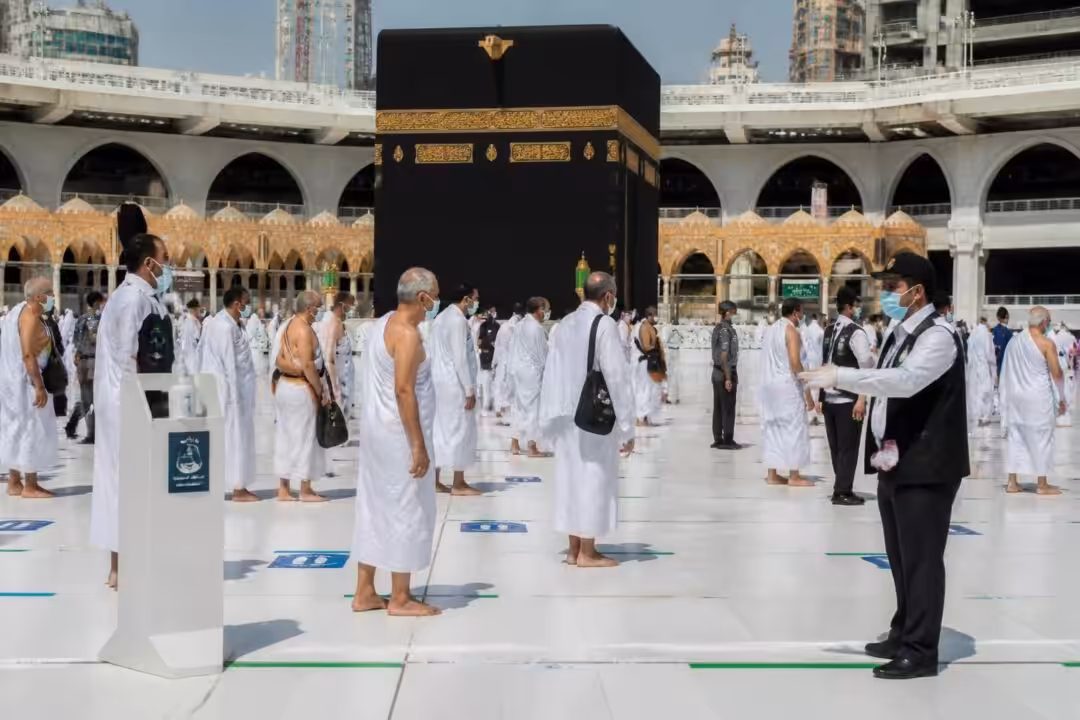 اكتشف ما إذا كانت العمرة مسموحة حالياً بدون تصريح ومعرفة الشروط والمتطلبات المتعلقة بأداء العمرة في الوقت الحالي.