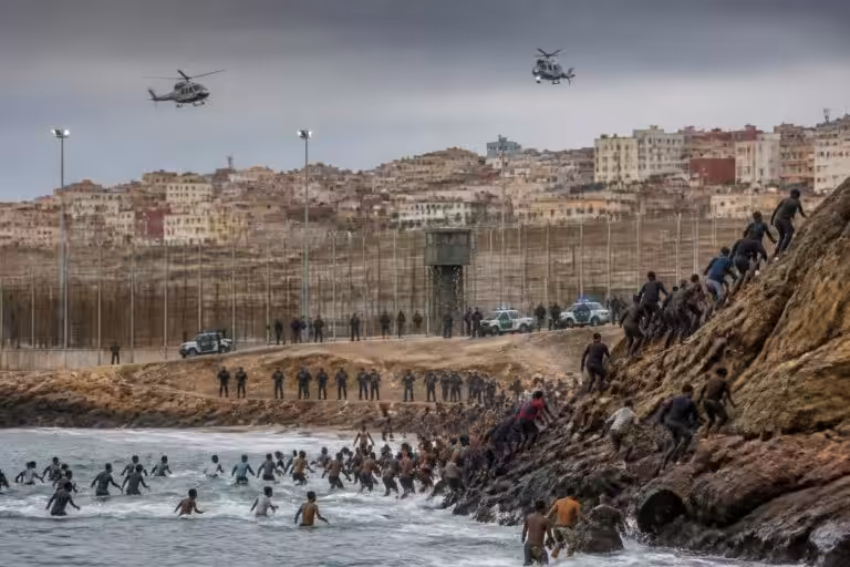 تدفق المهاجرين في سبتة يكشف توتر العلاقات بين إسبانيا والمغرب وسط تقارير عن نشاطات جماعات إسلامية