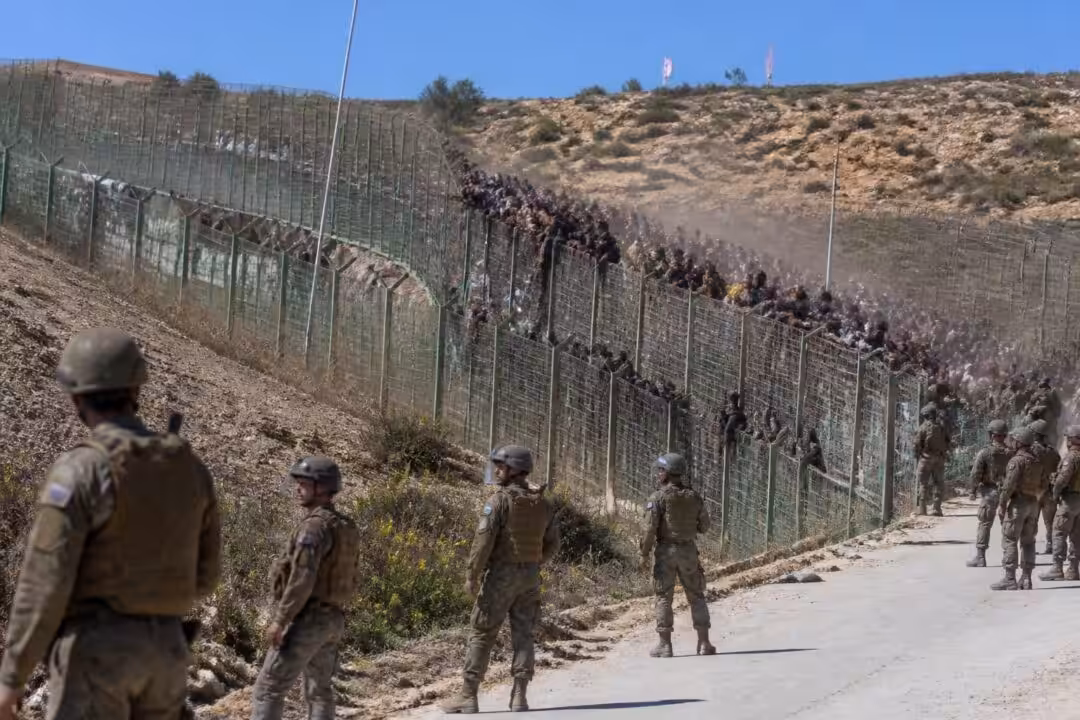 تقرير عن نشر إسبانيا لقواتها العسكرية في سبتة استجابة لعبور آلاف الأشخاص من الحدود المغربية، وتأثير هذا التطور على الأوضاع الأمنية والسياسية في المنطقة.