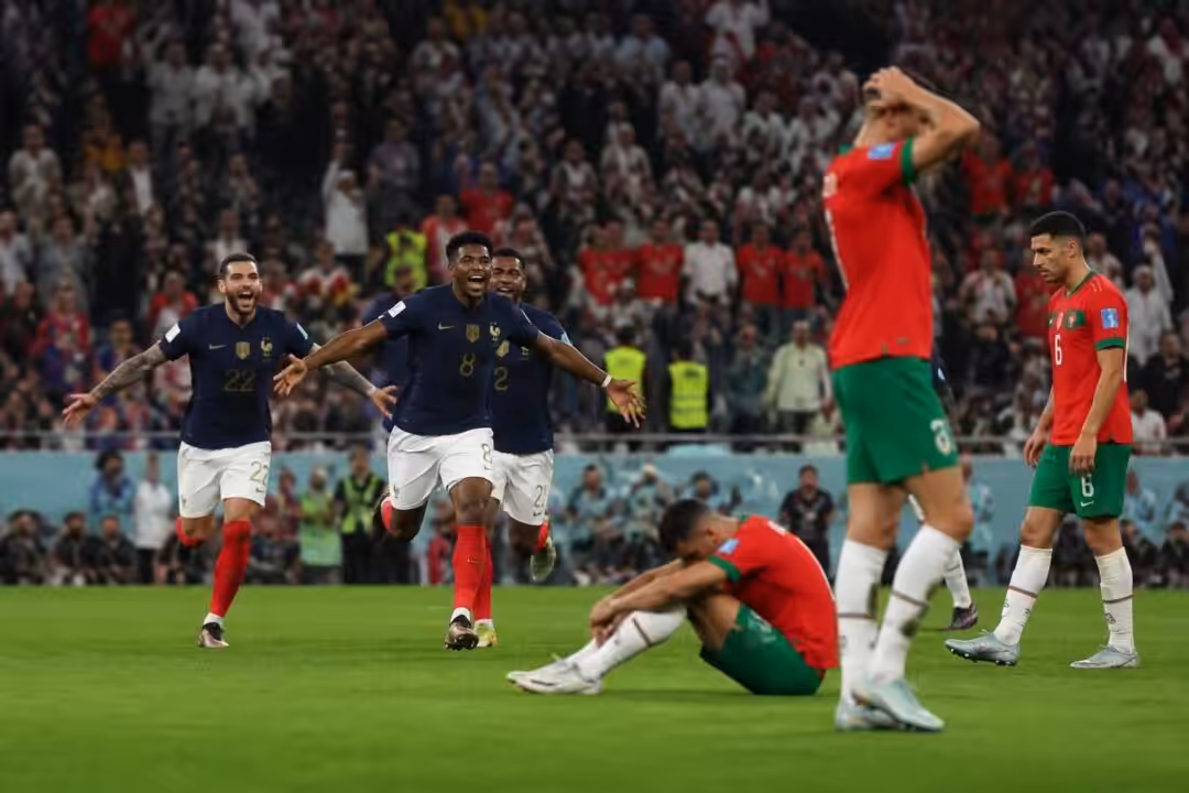 فرنسا تفوز على المغرب بهدفين دون رد وتقصيه من ربع نهائي كأس العالم، في مباراة مثيرة ومتوترة شهدت تألق المنتخب الفرنسي.