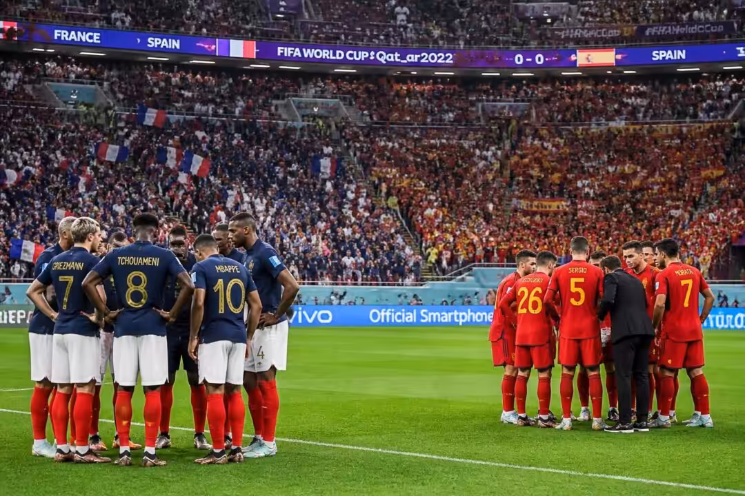 تحليل تكتيكي شامل لمباراة فرنسا ضد إسبانيا في كأس العالم، يستعرض كيف ستتطور المواجهة بين العملاقين، مع تسليط الضوء على الاستراتيجيات والخطط المتوقعة لكل فريق.